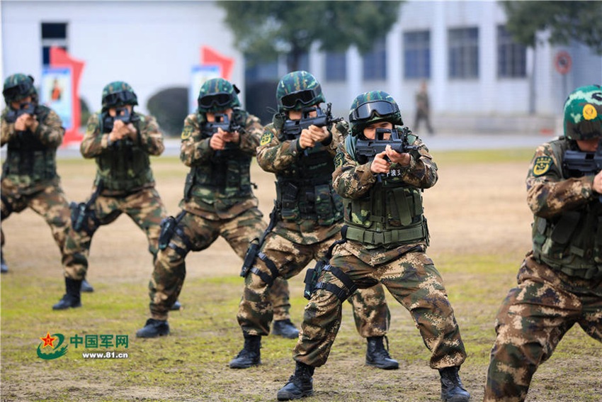 든든한 중국 무장경찰… 0.8초면 사격 완료