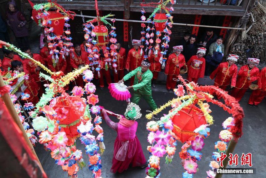 2월 4일 구이저우(貴州)성 스첸(石阡)현 러우상(樓上)구자이(古寨, 오래된 촌락) 사람들이 화등희(花燈戲, 꽃등놀이극) 공연을 펼치며 새해를 맞이하는 모습