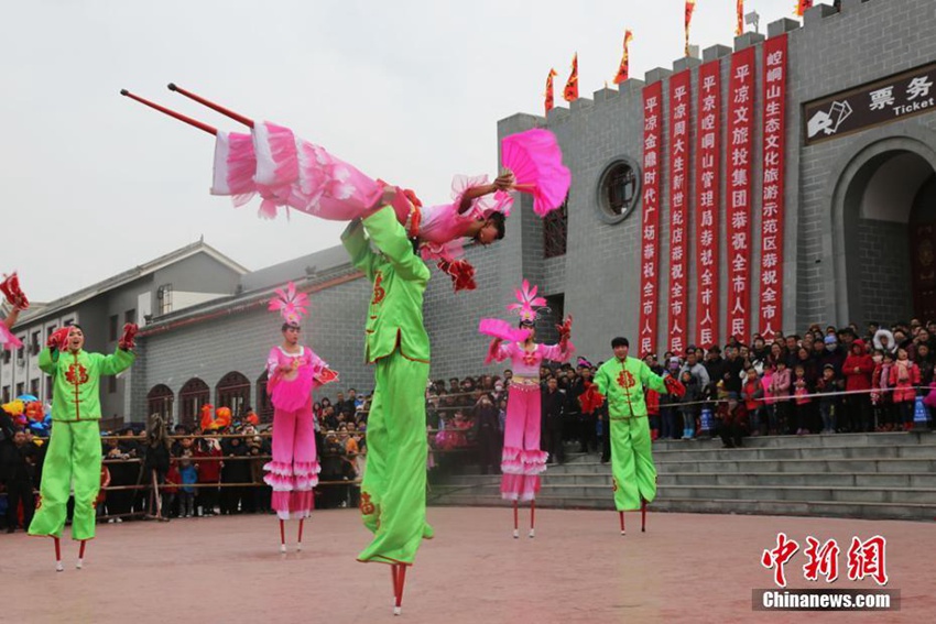 간쑤 쿵퉁산 민간 ‘나무다리 타기’ 공연, 이어지는 박수갈채