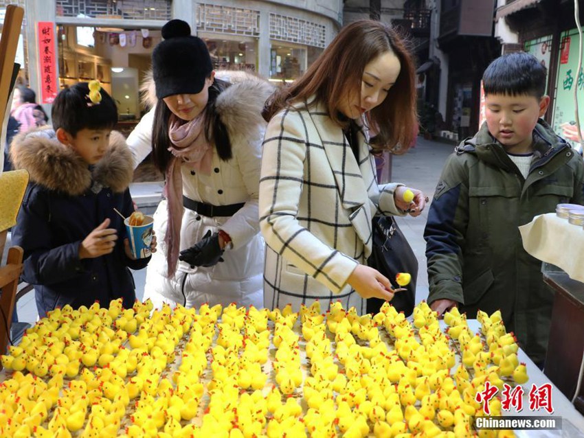 2월 9일 저장(浙江)성 항저우(杭州)시 모 길거리에서 판매되고 있는 ‘귀여운 닭’ 모양 장신구, 많은 시민들이 관심을 보이고 있다.