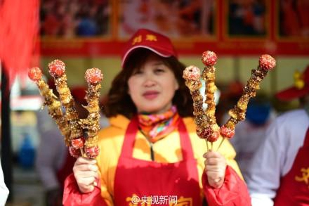 칭다오 별미 ‘돼지고기+과일 꼬치’, 반나절 만에 700개 팔려