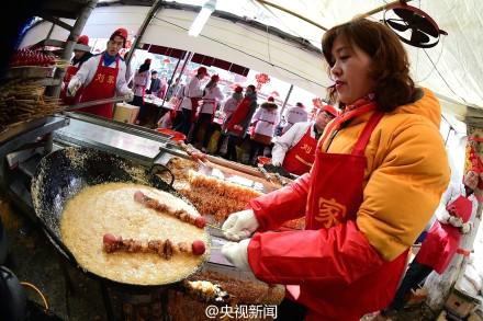 칭다오 별미 ‘돼지고기+과일 꼬치’, 반나절 만에 700개 팔려