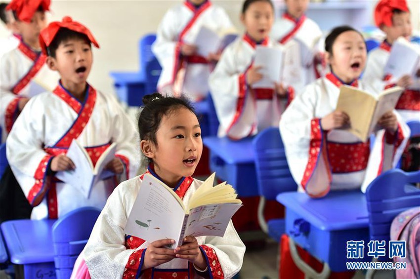 새 학기 맞은 허페이 초등학교 학생들의 ‘고시(古詩)’ 읽기