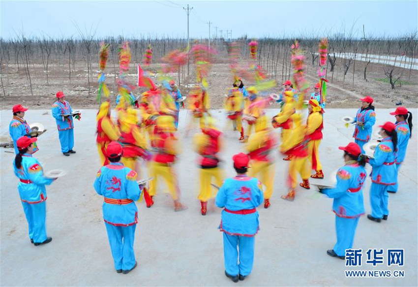 중국 허베이 룽야오서 펼쳐진 ‘자오쯔구’ 민속 공연, 새해는 신나게!