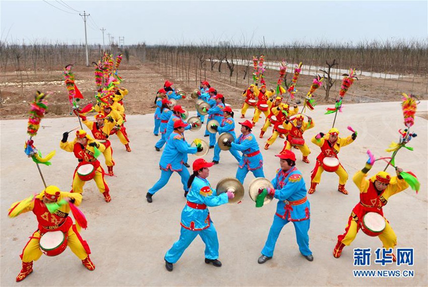 중국 허베이 룽야오서 펼쳐진 ‘자오쯔구’ 민속 공연, 새해는 신나게!