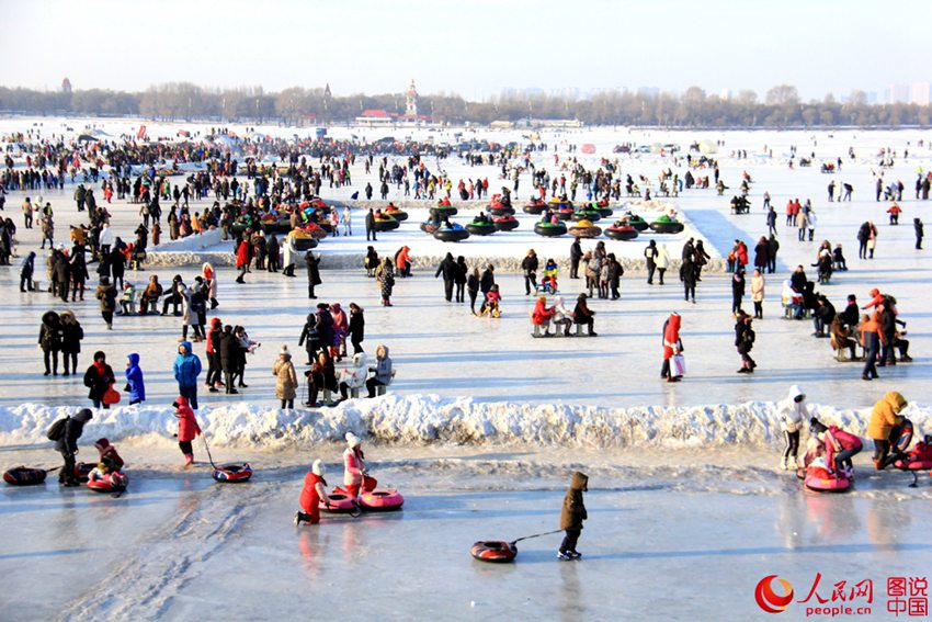 ‘얼음 도시’ 하얼빈 겨울철 관광지로 인기몰이, 인산인해인 송화강
