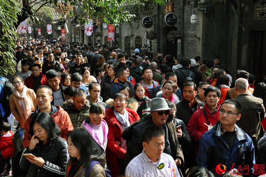 중국 청두 콴자이샹쯔(寬窄巷子) 명절 분위기 흠뻑, 몰려든 인파로 북새통