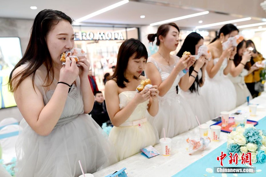 중국 산시서 펼쳐진 ‘웨딩드레스 大작전’, 오늘만큼은 여자이길 포기했다?