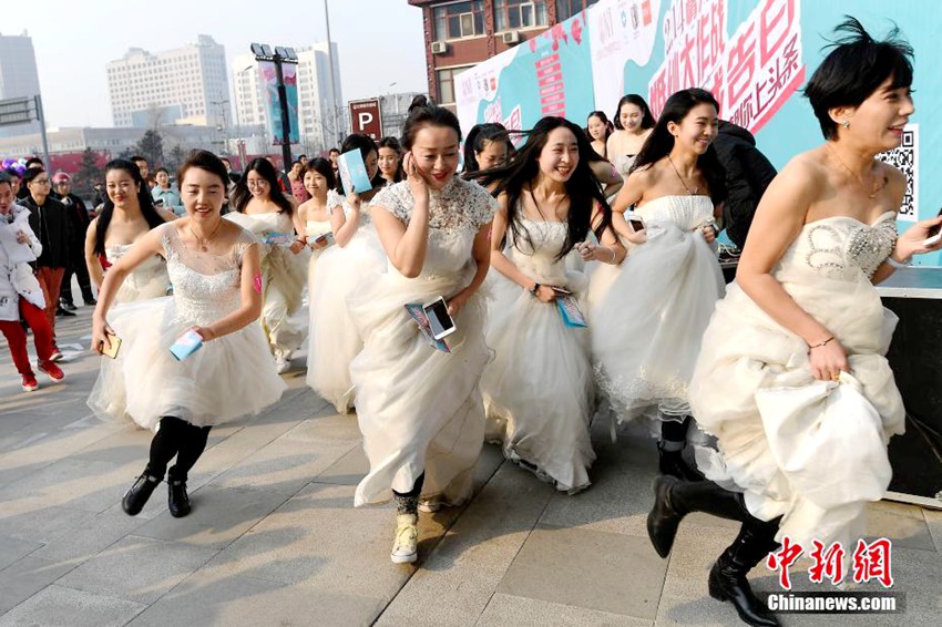 중국 산시서 펼쳐진 ‘웨딩드레스 大작전’, 오늘만큼은 여자이길 포기했다?