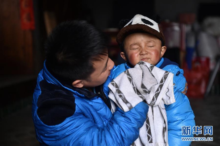 [감동 중국] 가장 따뜻한 신세: 3살 아들 맡기고 떠나는 33세 아버지