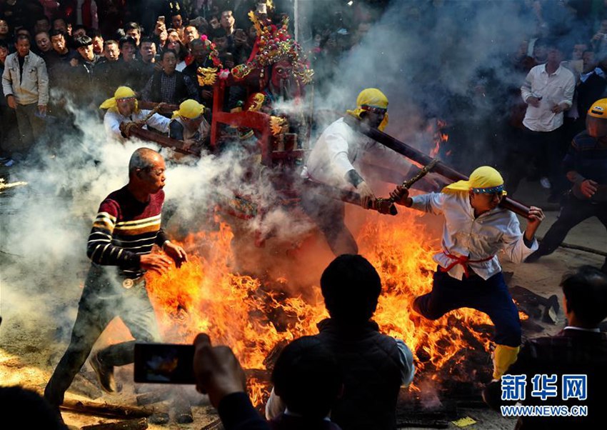 중국에는 이런 일도 있다! 푸젠 민속 행사 ‘맨발로 숯불 건너기’
