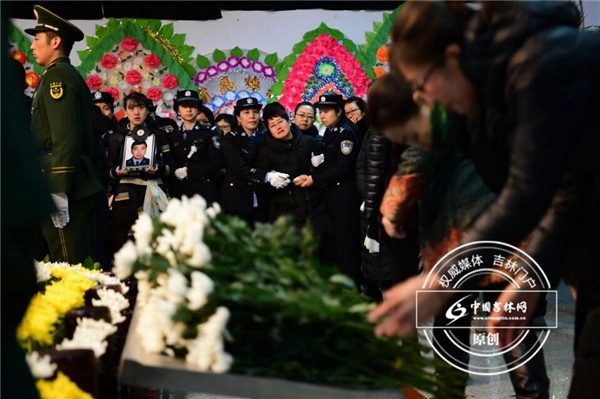 중국 지린 경찰 범죄자에게 칼 맞고 순직, 母도 과도한 슬픔으로 서거