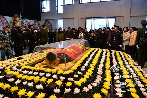 중국 지린 경찰 범죄자에게 칼 맞고 순직, 母도 과도한 슬픔으로 서거