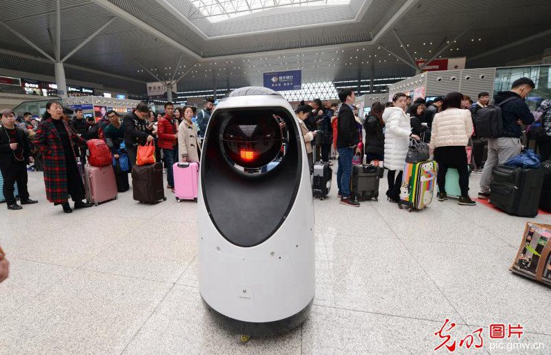 중국 기차역에 순찰용 로봇 경찰 투입, 블랙리스트 얼굴 인식
