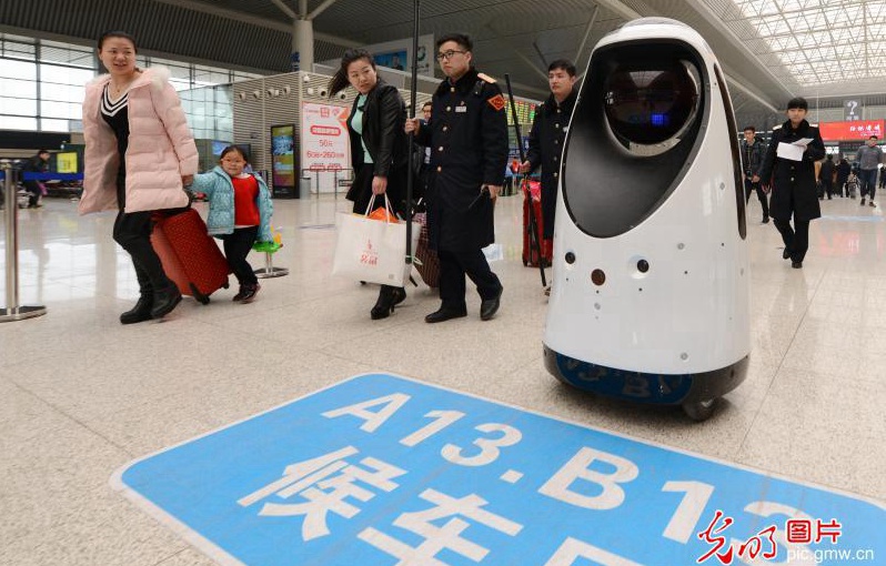 중국 기차역에 순찰용 로봇 경찰 투입, 블랙리스트 얼굴 인식