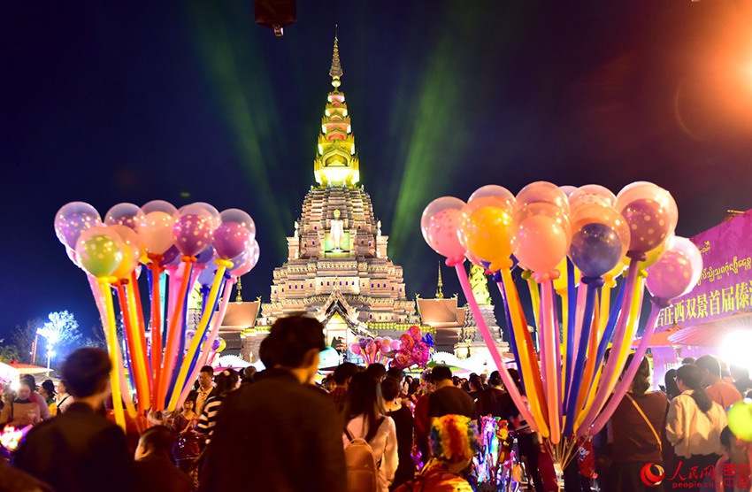중국 윈난 시솽반나 야시장, 태국풍 먹거리 맛보려는 관광객들로 인산인해