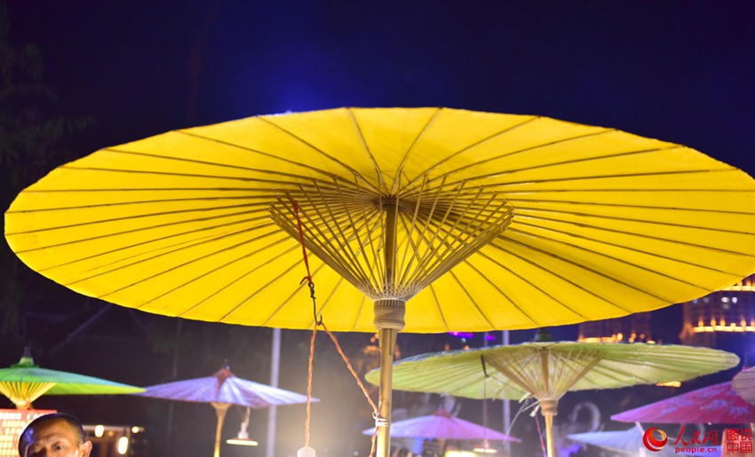 중국 윈난 시솽반나 야시장, 태국풍 먹거리 맛보려는 관광객들로 인산인해