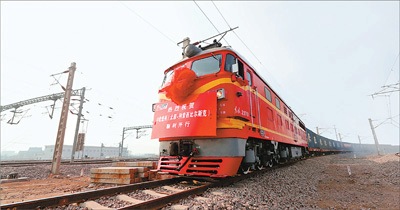 중국-유럽 열차가 기차역에서 나오고 있다.