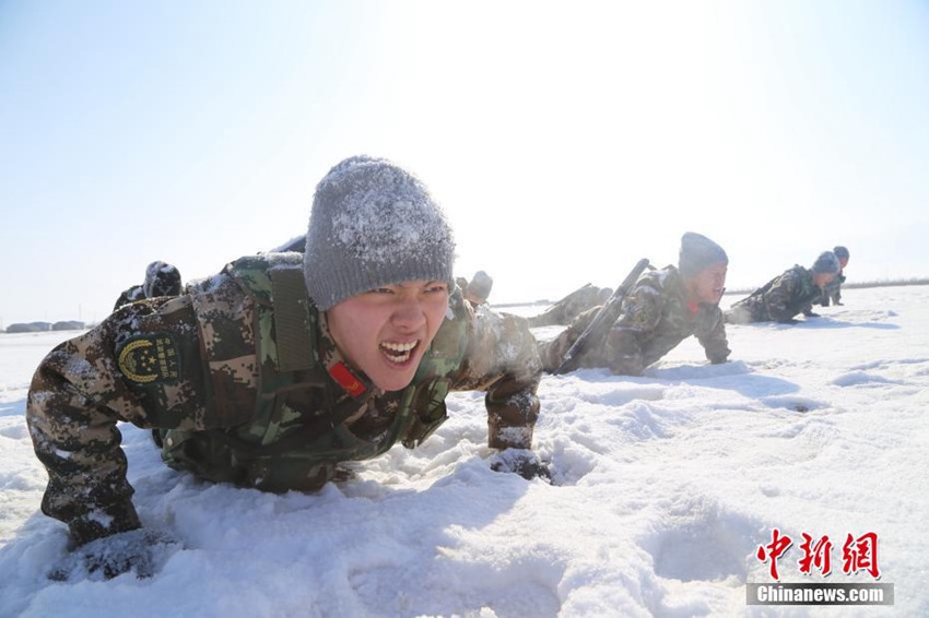 2017 새해 실전 훈련 시작, 중국 신장 병사들의 눈밭 체력훈련