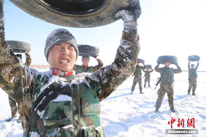 2017 새해 실전 훈련 시작, 중국 신장 병사들의 눈밭 체력훈련