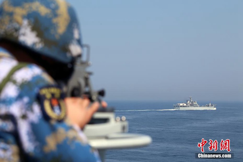 중국 해방군 난하이함대 상륙용 함정 지대의 원해 훈련 현장 공개