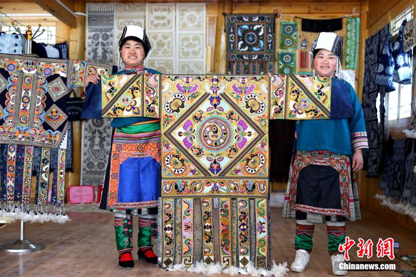 중국 구이저우 룽장 묘족(苗族) 여성들 자수로 ‘부의 길’ 찾아