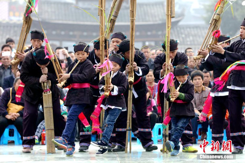 광시 동족(侗族) 마을 루성 불기 시합… 900여 명이 한 무대서 겨뤄