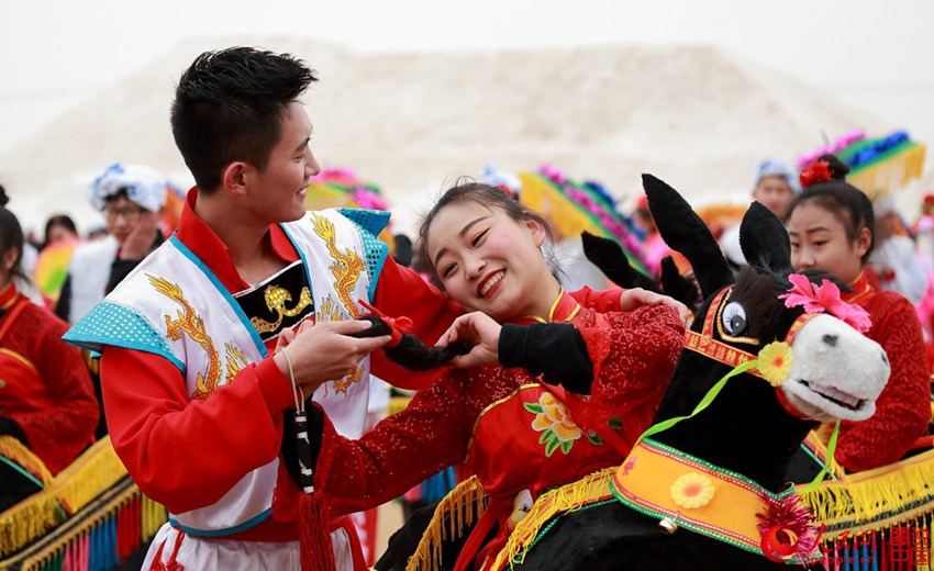 중국 서부 황토고원의 이색 민속놀이: 산베이 앙가(秧歌)
