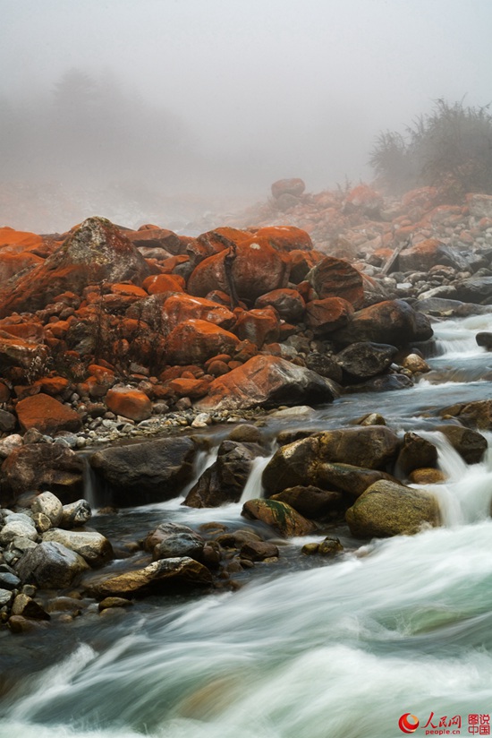 중국 쓰촨의 ‘홍석탄’, 자연이 만들어낸 천연색의 매력