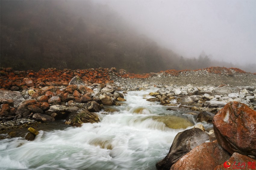 중국 쓰촨의 ‘홍석탄’, 자연이 만들어낸 천연색의 매력