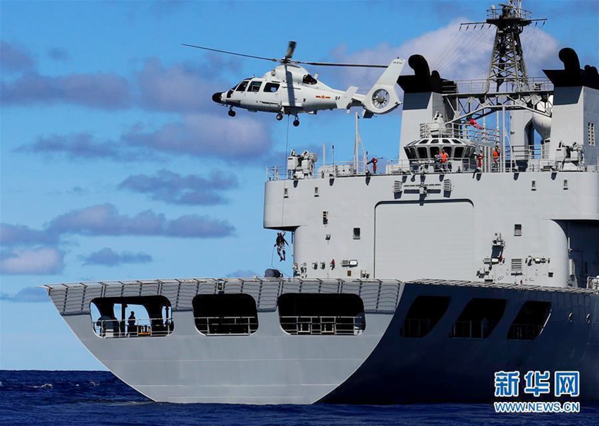 2월 20일, 특수부대 대원들이 헬리콥터에서 ‘피랍’된 함선 갑판으로 레펠 강하를 하는 모습