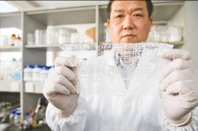 주잉제(朱英傑) 연구원이 나노끈으로 만든 내화성 직물을 선보였다. 