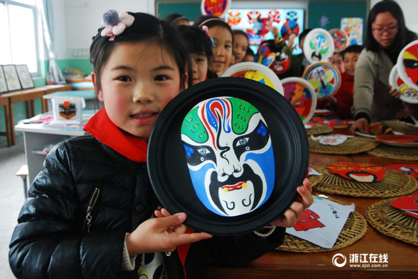 중국 저장 초등학교에서 펼쳐지는 ‘무극(婺劇) 롄푸’ 그리기 수업, 전통을 기억하라