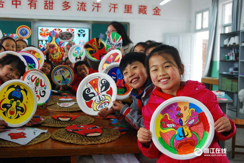 중국 저장 초등학교에서 펼쳐지는 ‘무극(婺劇) 롄푸’ 그리기 수업, 전통을 기억하라