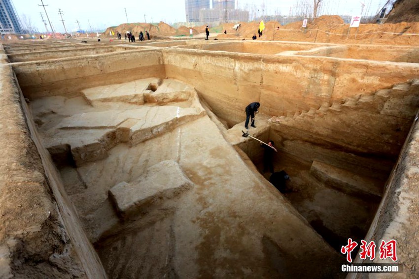 2017년 2월 19일, 허난(河南, 하남) 신정(新鄭)에서 고고학 발굴팀이 발굴현장에서 성문(城門) 유적을 발굴하고 있다. 