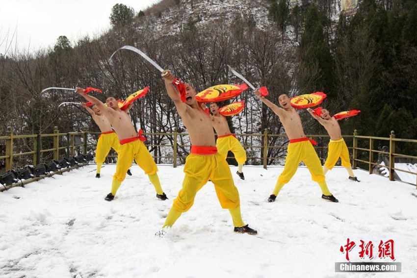중국 허난: 눈밭에서 수련 지속하는 소림사 승려들, 6살 꼬마 승려도 동참해