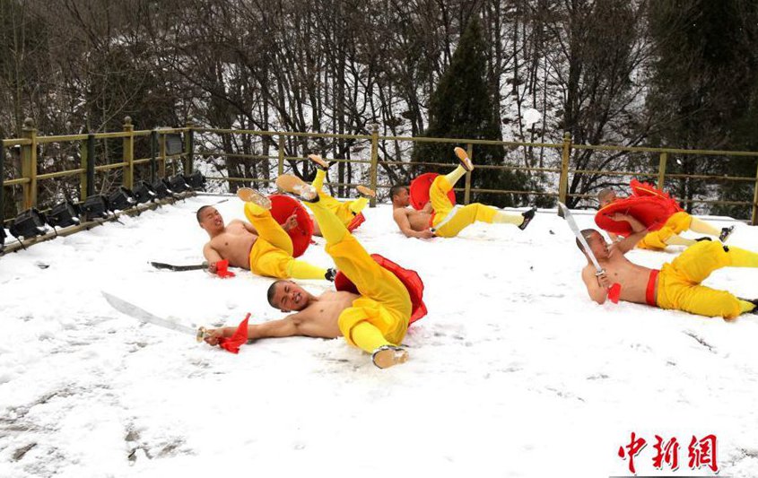 중국 허난: 눈밭에서 수련 지속하는 소림사 승려들, 6살 꼬마 승려도 동참해