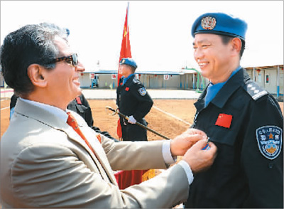 유엔 사무총장 특별대표가 중국 대원에게 훈장을 달아 주고 있다.