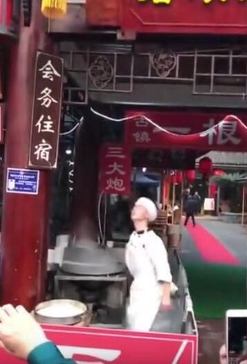 30세 청년의 요염한 댄스 수타면 공연, 중국 인터넷서 인기 폭발