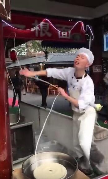 30세 청년의 요염한 댄스 수타면 공연, 중국 인터넷서 인기 폭발