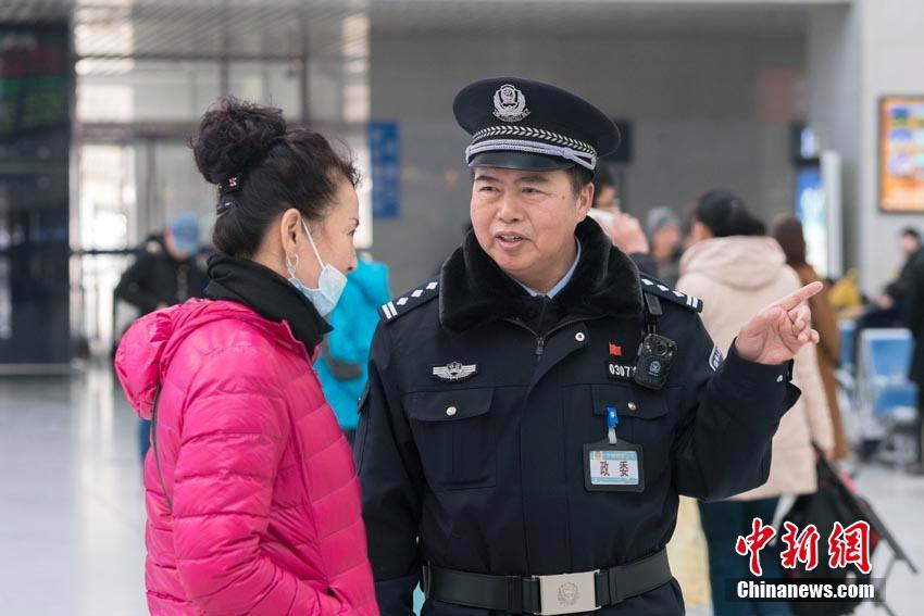 중국 철도계의 ‘일벌레’ 경찰관, 설 기간 하루 평균 3만 걸음은 기본