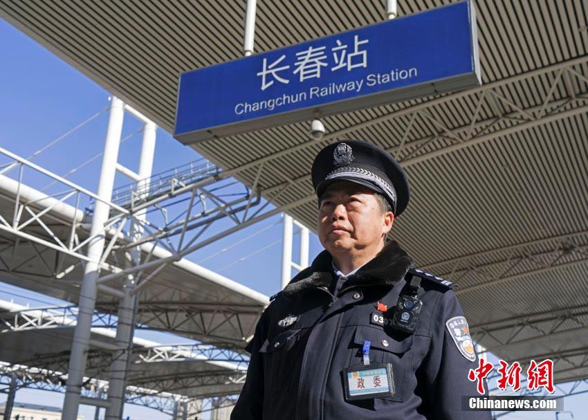 중국 철도계의 ‘일벌레’ 경찰관, 설 기간 하루 평균 3만 걸음은 기본
