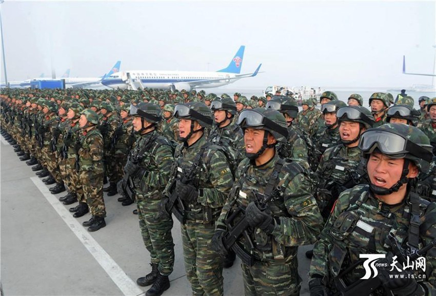 중국 신장, 만여 명의 무장경찰 평화유지 대테러 궐기대회에 참가
