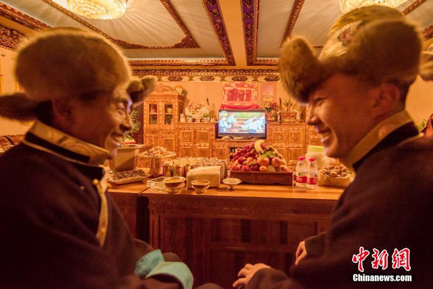 2월 26일 장력[藏歷, 시짱(西藏, 티베트)의 전통 역법] 제야, 써거루단(色格如旦) 가족이 장력 새해 특별 TV 프로그램을 시청하고 있다.
