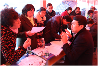 2월 15일, 충칭(重慶)의 한 마을에서 빈곤지원을 위한 취업 설명회가 열렸다.