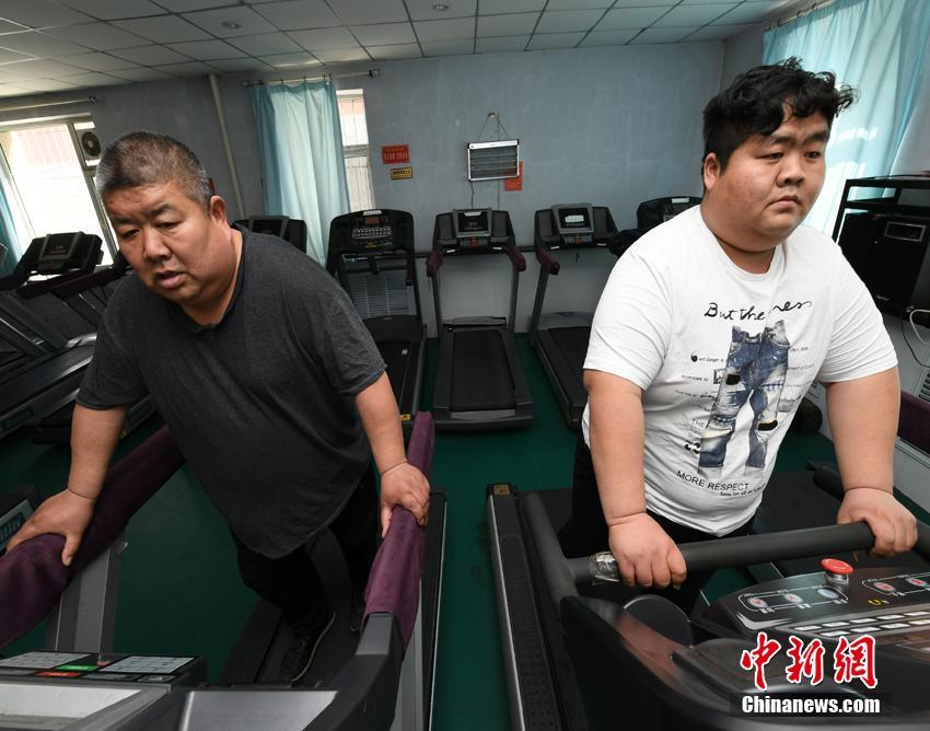 비만으로 취직 못한 아들, 안후이 ‘350kg 父子’의 천리 다이어트