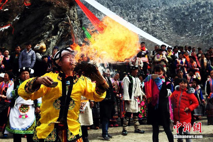 과이루제(夬儒節, 쾌유절) 행사 현장, 한 공연가가 입에서 불을 내뿜는 모습