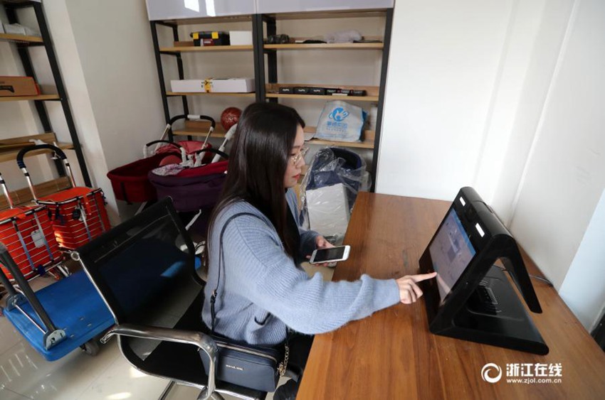 중국 항저우 아파트 단지에 설치된 ‘블랙 테크놀로지’: 얼굴 인식 렌탈함