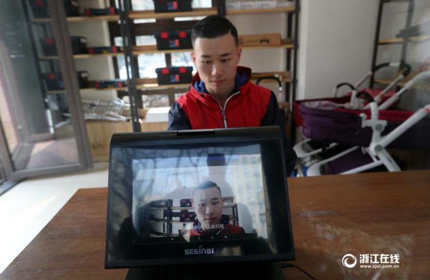 중국 항저우 아파트 단지에 설치된 ‘블랙 테크놀로지’: 얼굴 인식 렌탈함