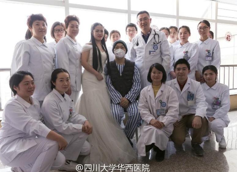 불치병 걸린 남친 위해 병실에서 웨딩사진 촬영한 중국 쓰촨 女